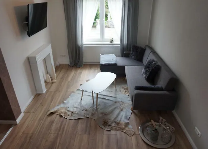 Hundertmorgenfeld 33 アパート *